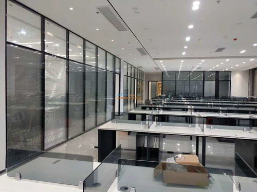 青岛玻璃隔断与高隔间在空间设计中的多重优势——以引金商用设备为例